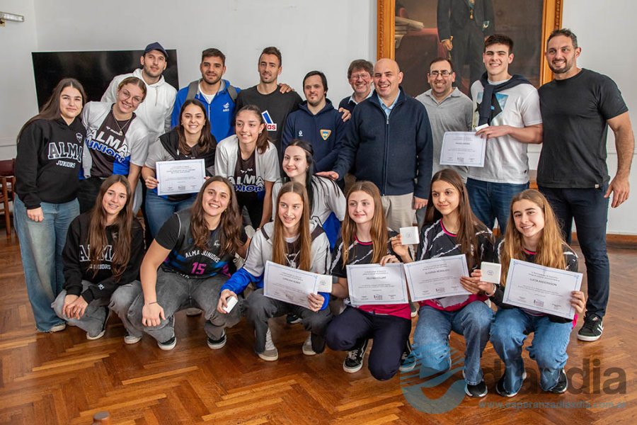 Los deportistas distinguidos y las autoridades