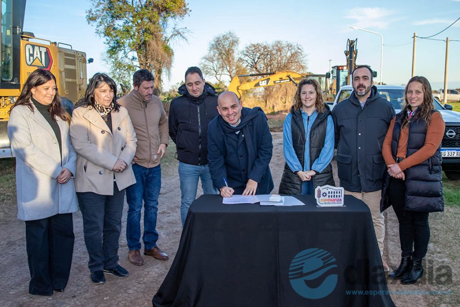 Las autoridades en el acto de firma del inicio de obra - Foto Prensa Municipalidad de Esperanza