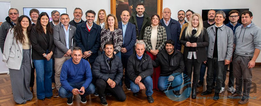 Autoridades presentes en el acto realizado en Esperanza - Prensa Municipalidad de Esperanza