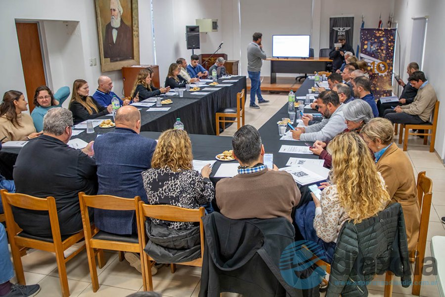 La reunión de autoridades y directivos de escuelas en el CICAE