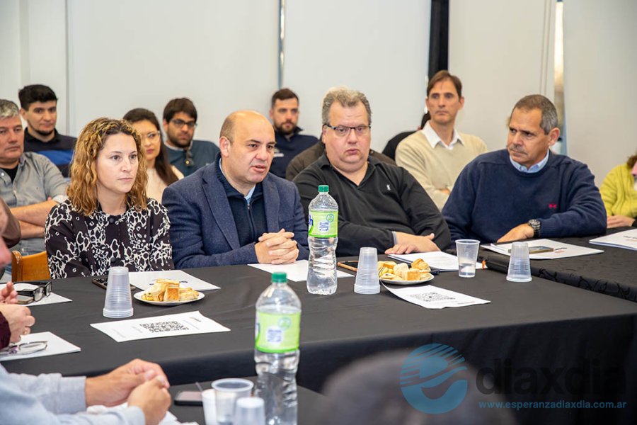 Autoridades durante la reunión Autoridades durante la reunión