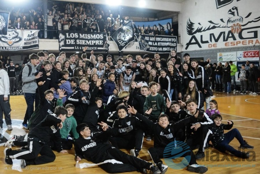 El festejo de los ganadores con su público // Foto @pablomagliano