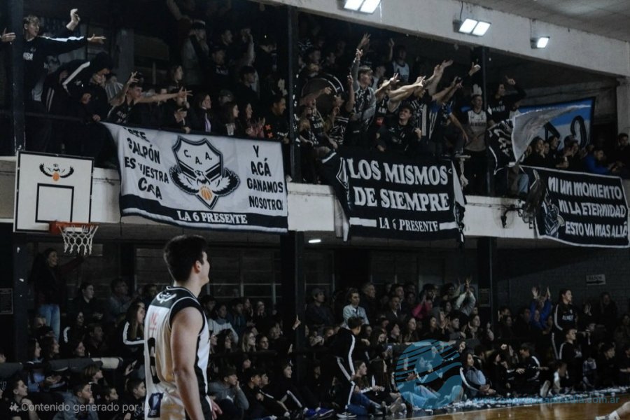 La hinchada de Almagro protagonista de la noche