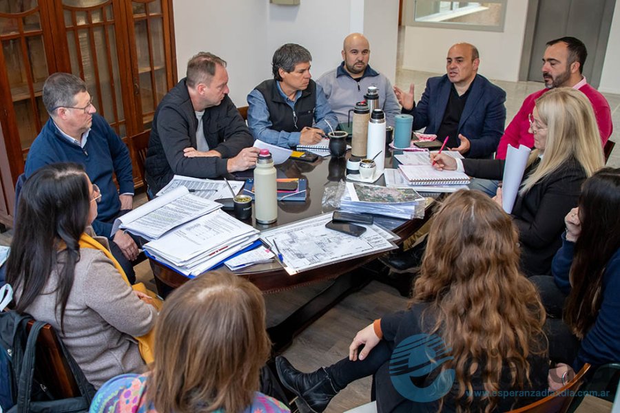 El intendente respondiendo preguntas