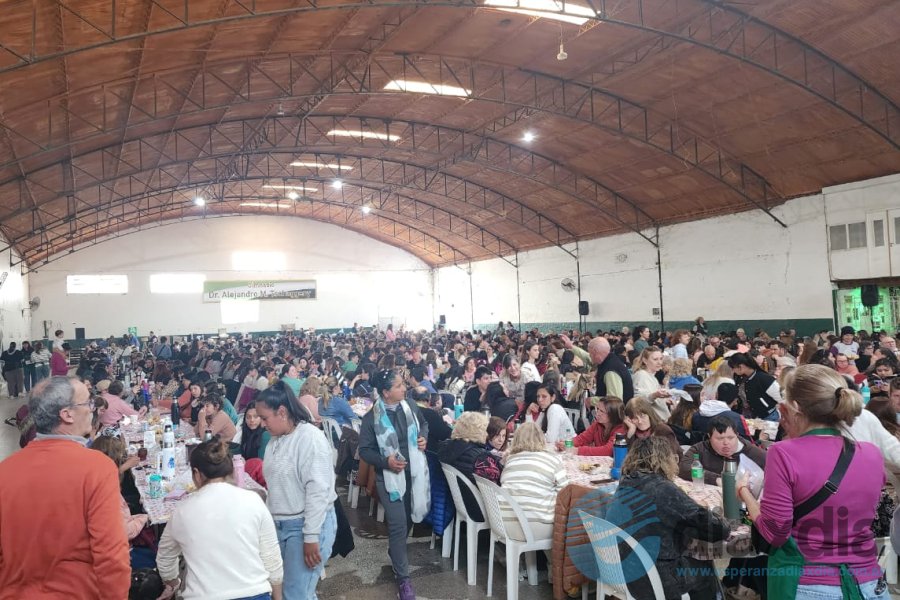 Completo de público el salón del Club Unión Completo de público el salón del Club Unión