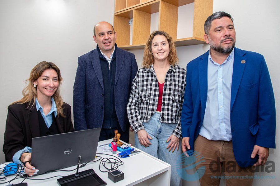 Autoridades y la encargada de la oficina Autoridades y la encargada de la oficina