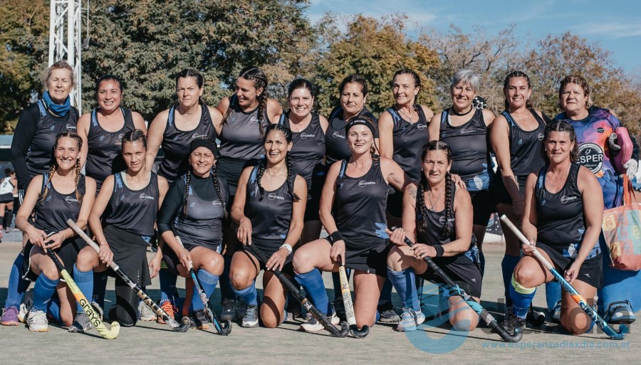 Las mamis de Alma Juniors en el Polideportivo - Prensa Alma Jrs.