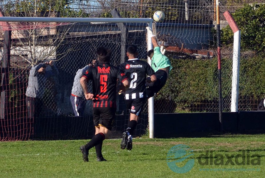 El tiro en el travesaño de Sportivo en el primer tiempo - Foto Edxd