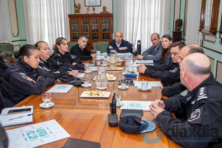Las autoridades se reunieron el viernes en el despacho del intendente de Esperanza - Prensa Municipalidad