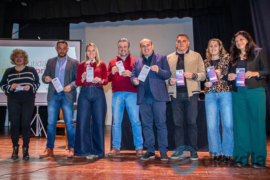 Las autoridades provinciales, municipales y policiales en la presentación - Foto Prensa Municipalidad de Esperanza
