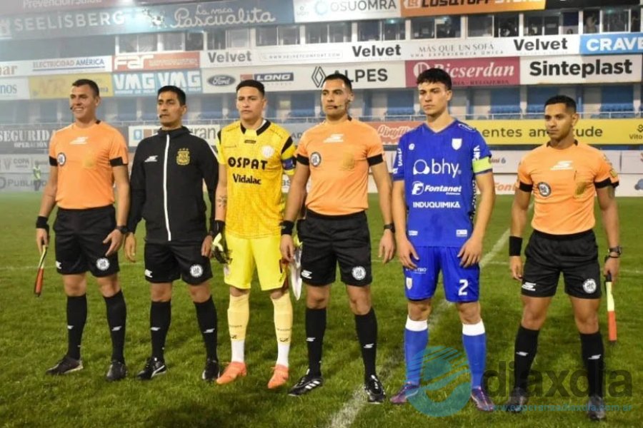 Arbitros y capitanes al inicio del juego