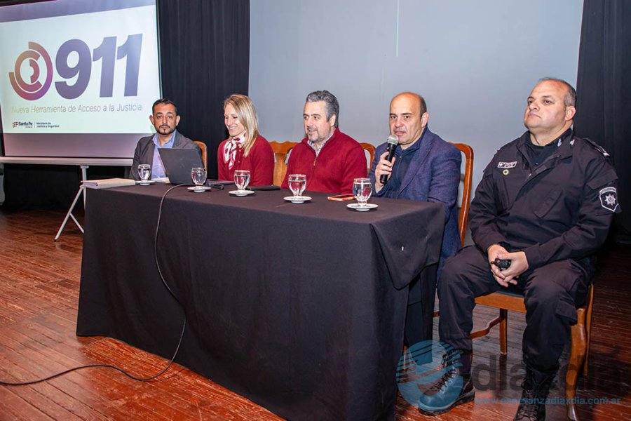 Las autoridades en la presentación Las autoridades en la presentación