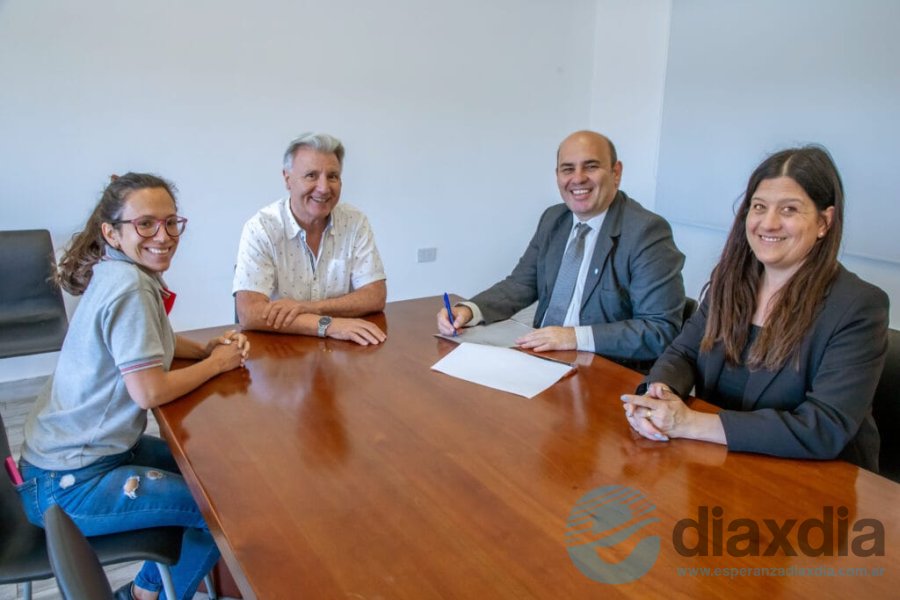 Pirola y Müller en la firma de un acuerdo