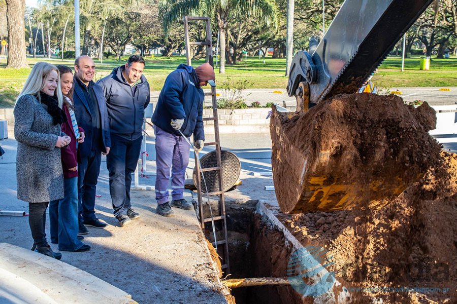 Funcionarios observan las obras Funcionarios observan las obras
