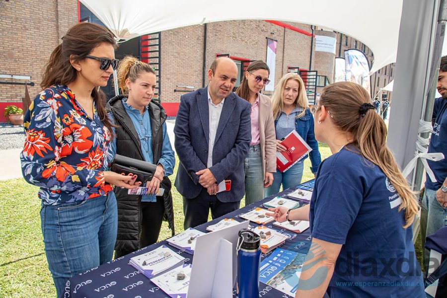 Müller y su gabinete recorrieron los diferentes stands de la exitosa feria de carreras - Foto Prensa Municipalidad de Esperanza
