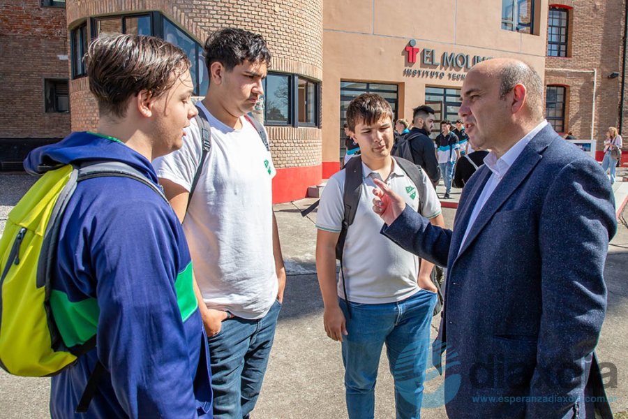 Rodrigo Müller con los estudiantes participantes