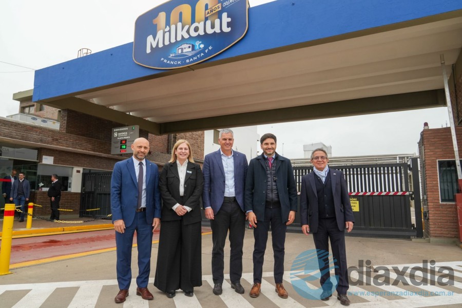 Autoridades de la firma y del gobierno