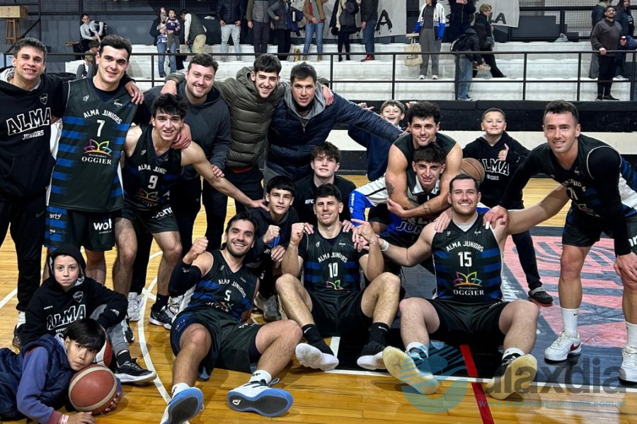 El festejo de Alma Juniors en el Enzo Scocco