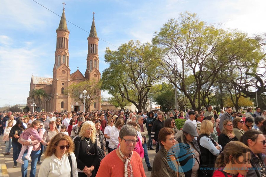 Multitudinaria procesión y santa misa