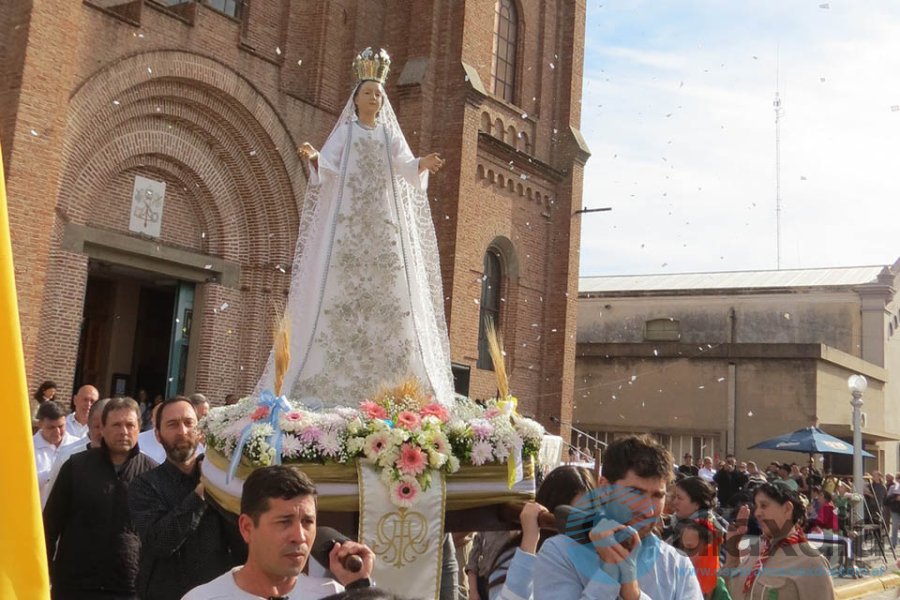 La virgen aplaudida a la salida del templo