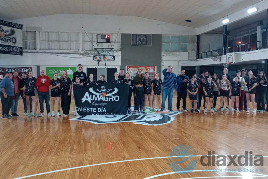 Las chicas y los familiares tras jugar la Copa SF