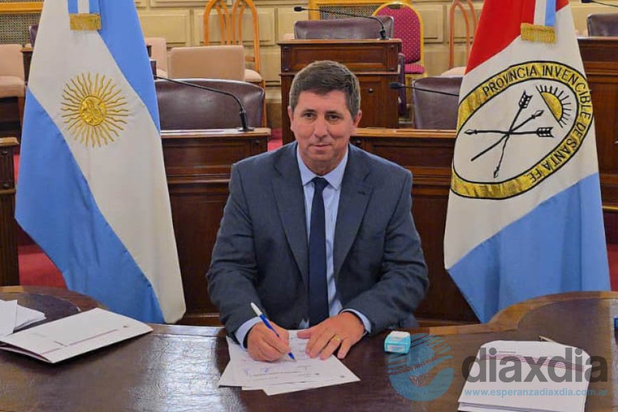 Pirola en la aprobación de la nueva constitución Pirola en la aprobación de la nueva constitución