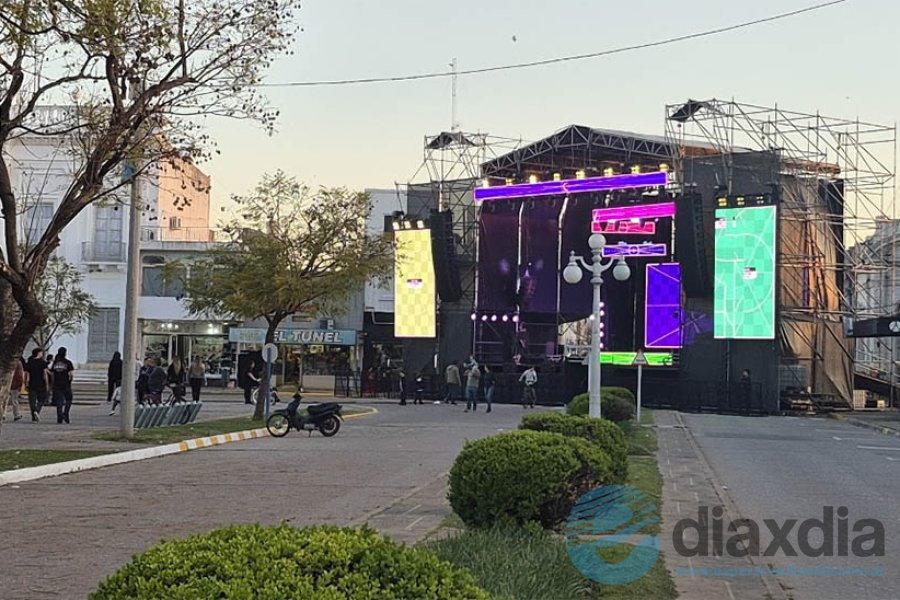 El escenario ubicado en plaza San Martín El escenario ubicado en plaza San Martín