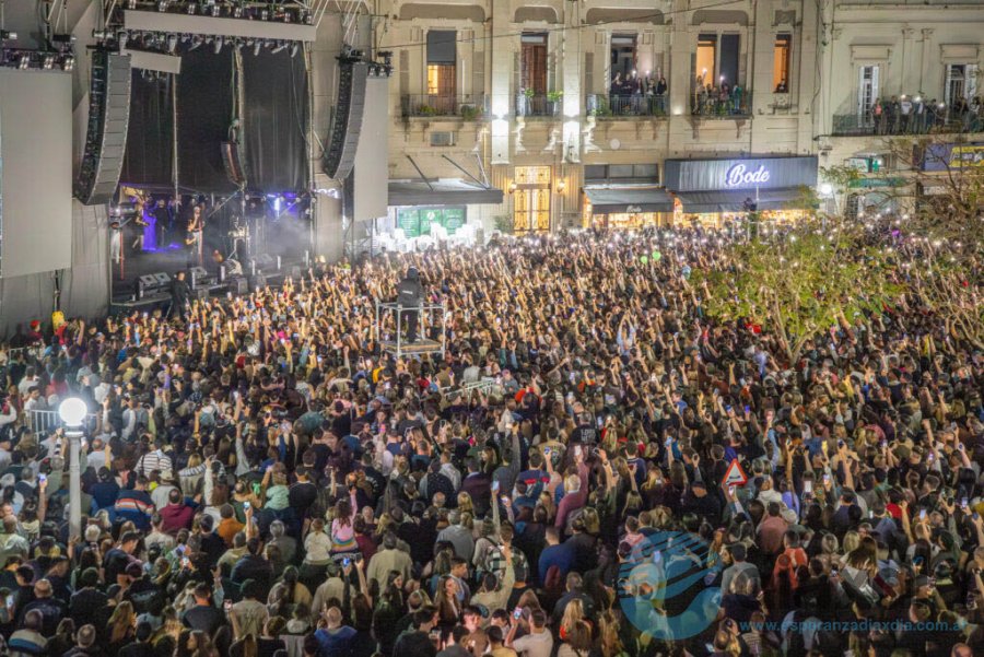 El espectáculo tuvo un marco multitudinario de público - Foto Prensa Municipalidad de Esperanza