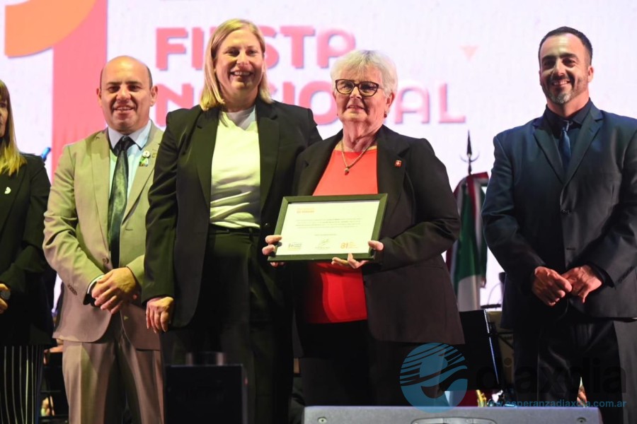 Scaglia en la distinción a Imelda Beatriz Franzen de la Asociación Valesanos de Esperanza - Prensa Gobierno Santa Fe