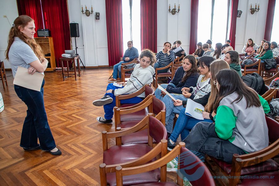 La charla se realizó en el Salón Blanco La charla se realizó en el Salón Blanco