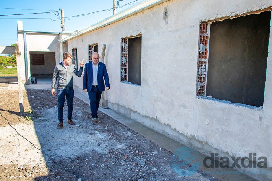 Julián Mansilla (Inmuha) y Rodrigo Müller en la recorrida por las viviendas en construcción - Foto Prensa Municipalidad