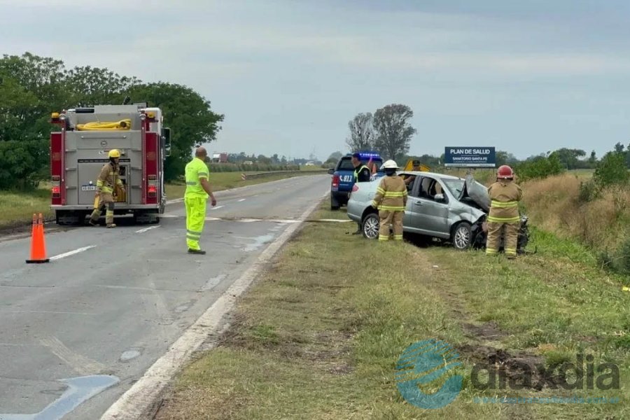 Bomberos retiran el vehículo de la banquina Bomberos retiran el vehículo de la banquina