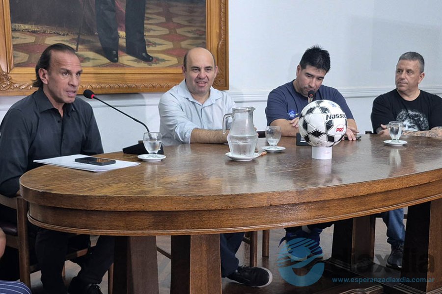 Navarro Montoya en el salón blanco local Navarro Montoya en el salón blanco local