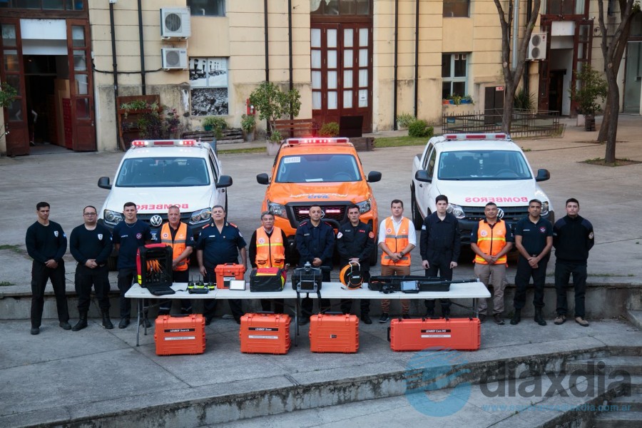 Los equipos y bomberos antes de salir Los equipos y bomberos antes de salir