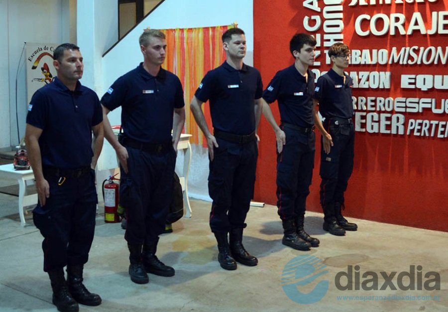 Los cinco nuevos bomberos voluntarios de Esperanza - RRSS Bomberos