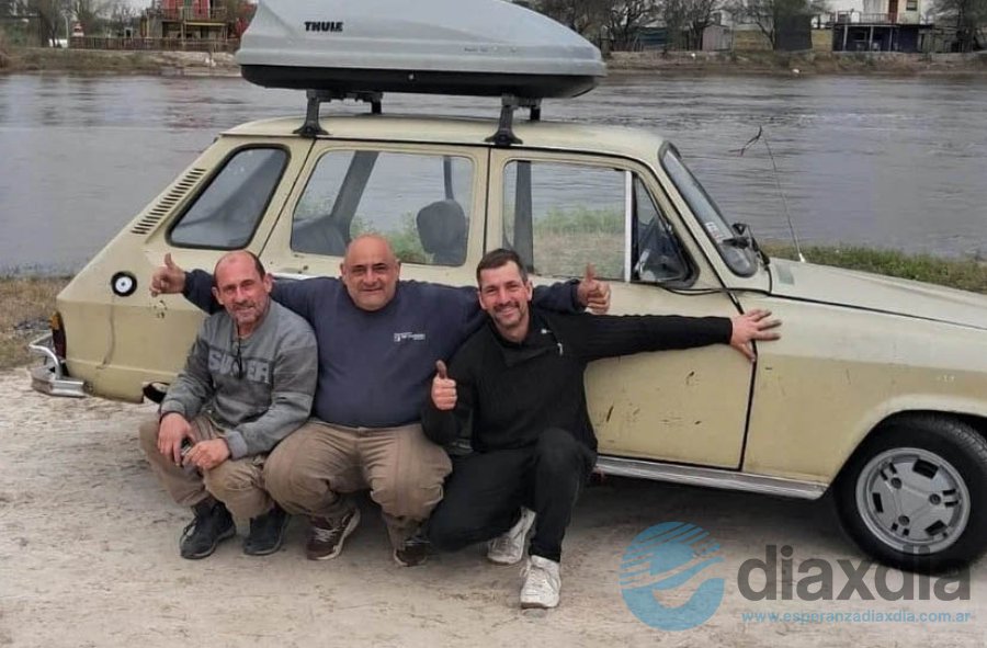 Los tres amigos con el Renault 6 apenas adquirido - Foto RRSS