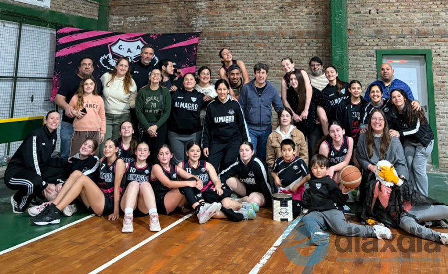 Jugadoras, padres y cuerpo t&eacute;cnico de Almagro en Tostado - Foto Prensa Almagro