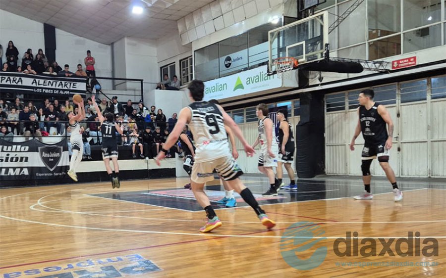 Alma Juniors fue el dominador del juego - Foto Basquetboleando