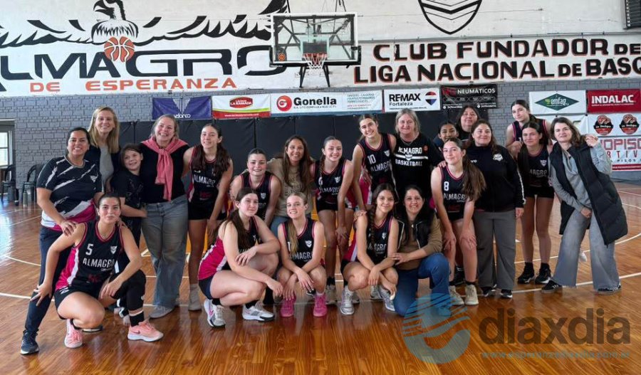 Las juveniles de Almagro junto a sus mamis - Foto Prensa Almagro