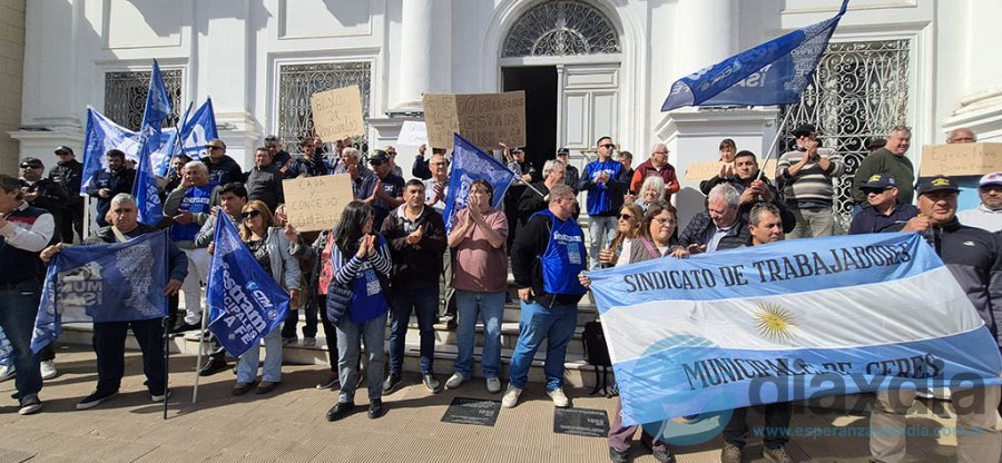 La protesta de jubilados frente al municipio - Foto EDXD