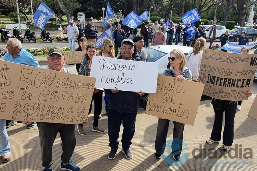 La protesta frente al despacho de Müller